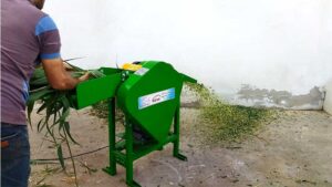 دستگاه خردکن علوفه در حال کار